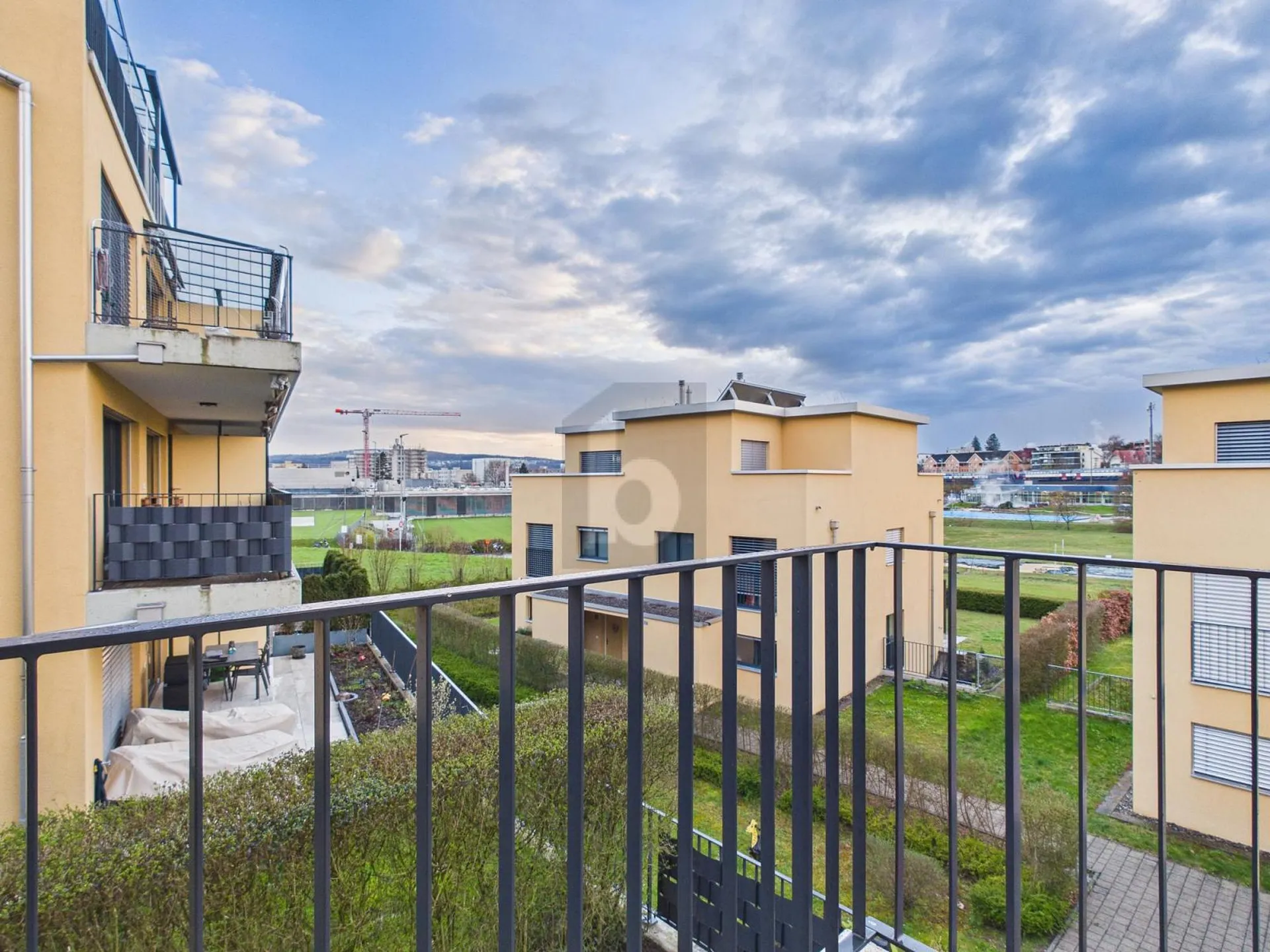 GROSSZÜGIGE TERRASSE MIT BLICK INS GRÜNE