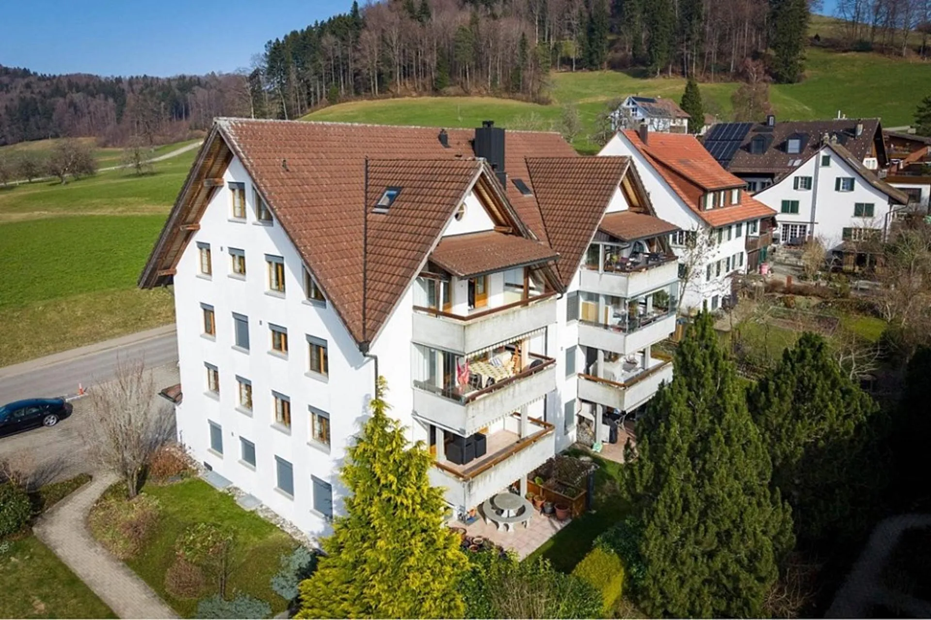 Viel Platz an schöner Lage mit Aussicht über Bäretswil