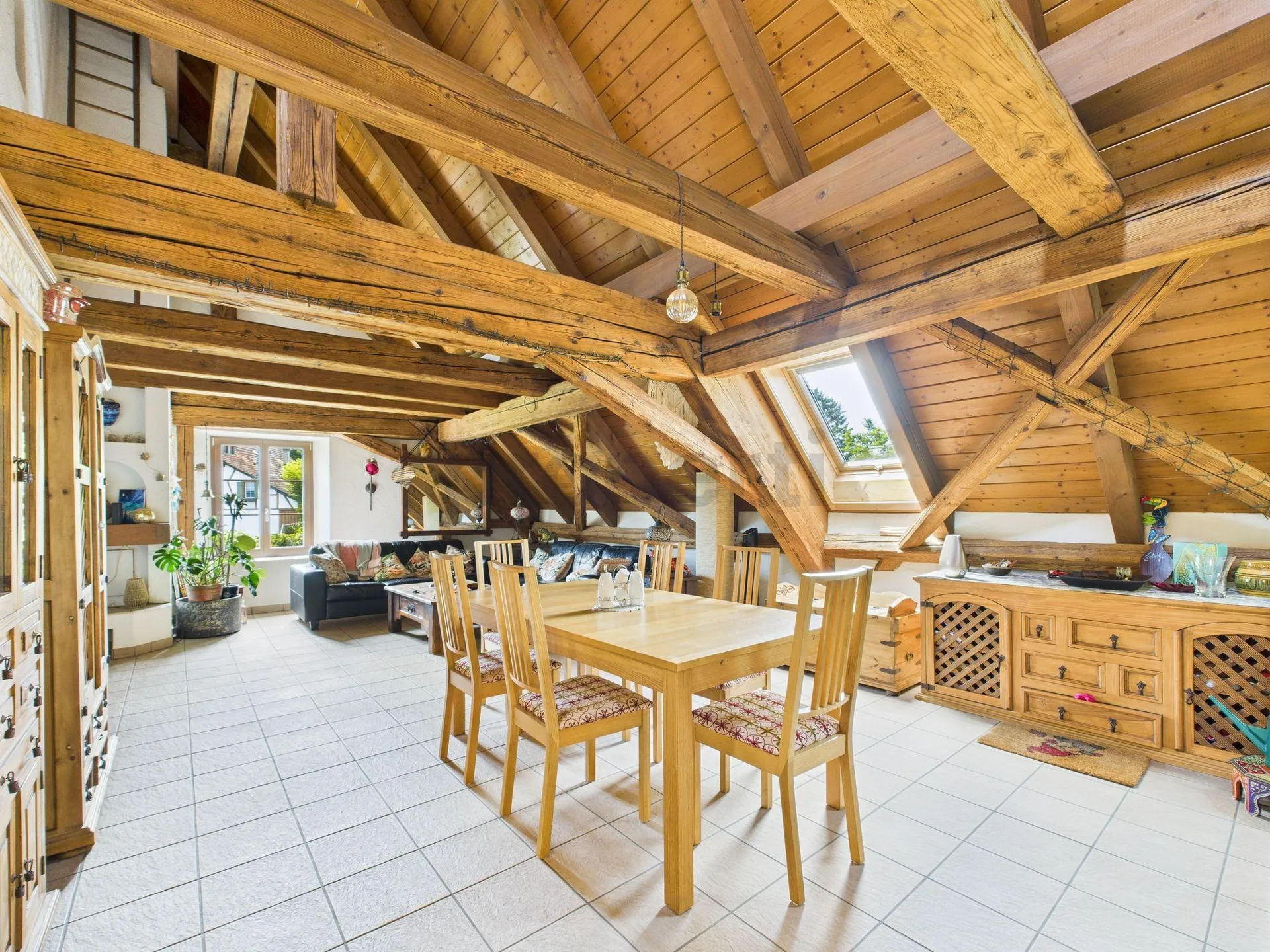 Exquisite 5.5-Zimmer Dachwohnung mit Gartenbereich in Oberglatt