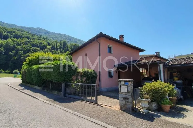 Villetta indipendente con giardino e 2 posti auto a Cadenazzo