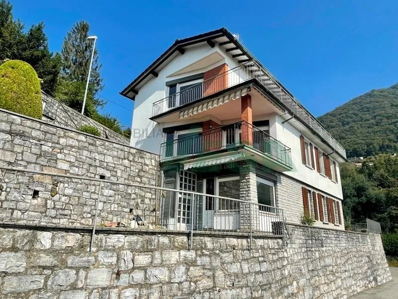Spaziosa casa con 3 appartamenti (unibili) e con una magnifica vista