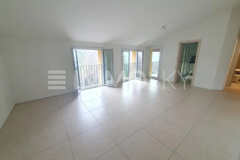 Elegante appartamento con balcone panoramico – Bruzella