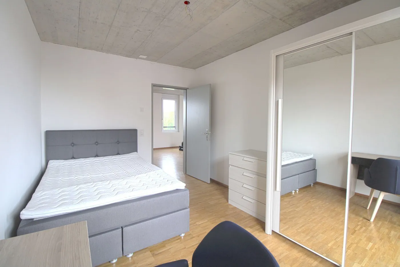 Möbliertes Zimmer in grosser 4er WG in Zürich-Dübendorf