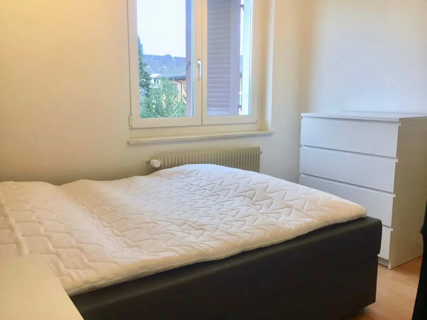 Helles WG-Zimmer im Zentrum von Wollishofen