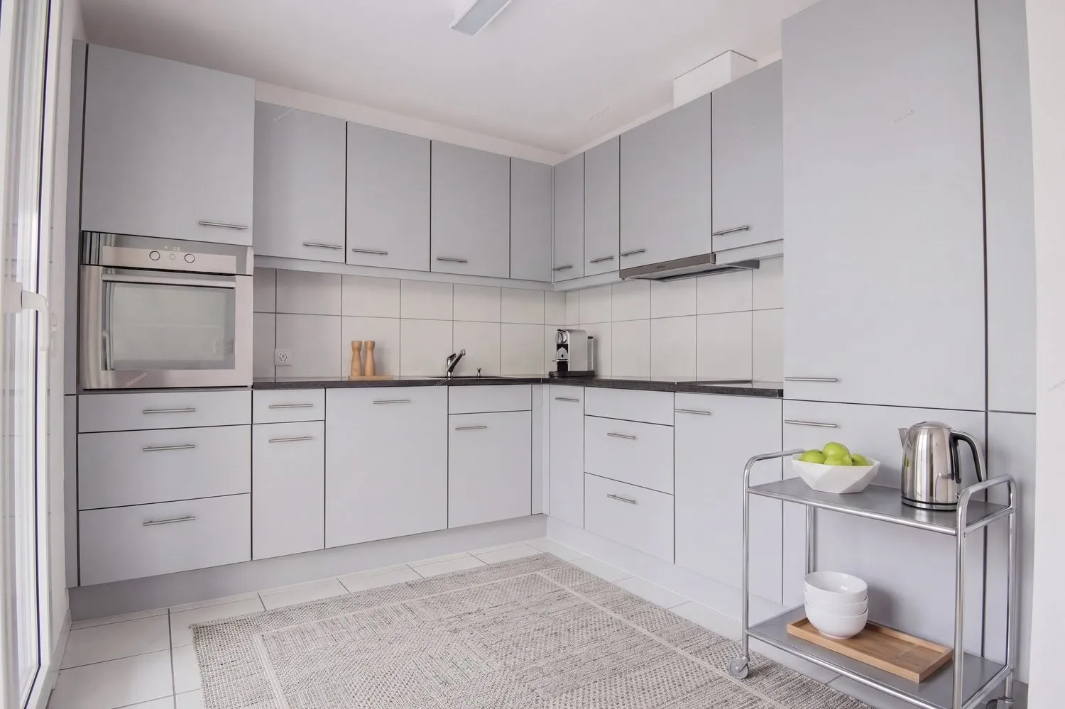 Moderne 3.5 Zimmerwohnung mit verglastem Balkon