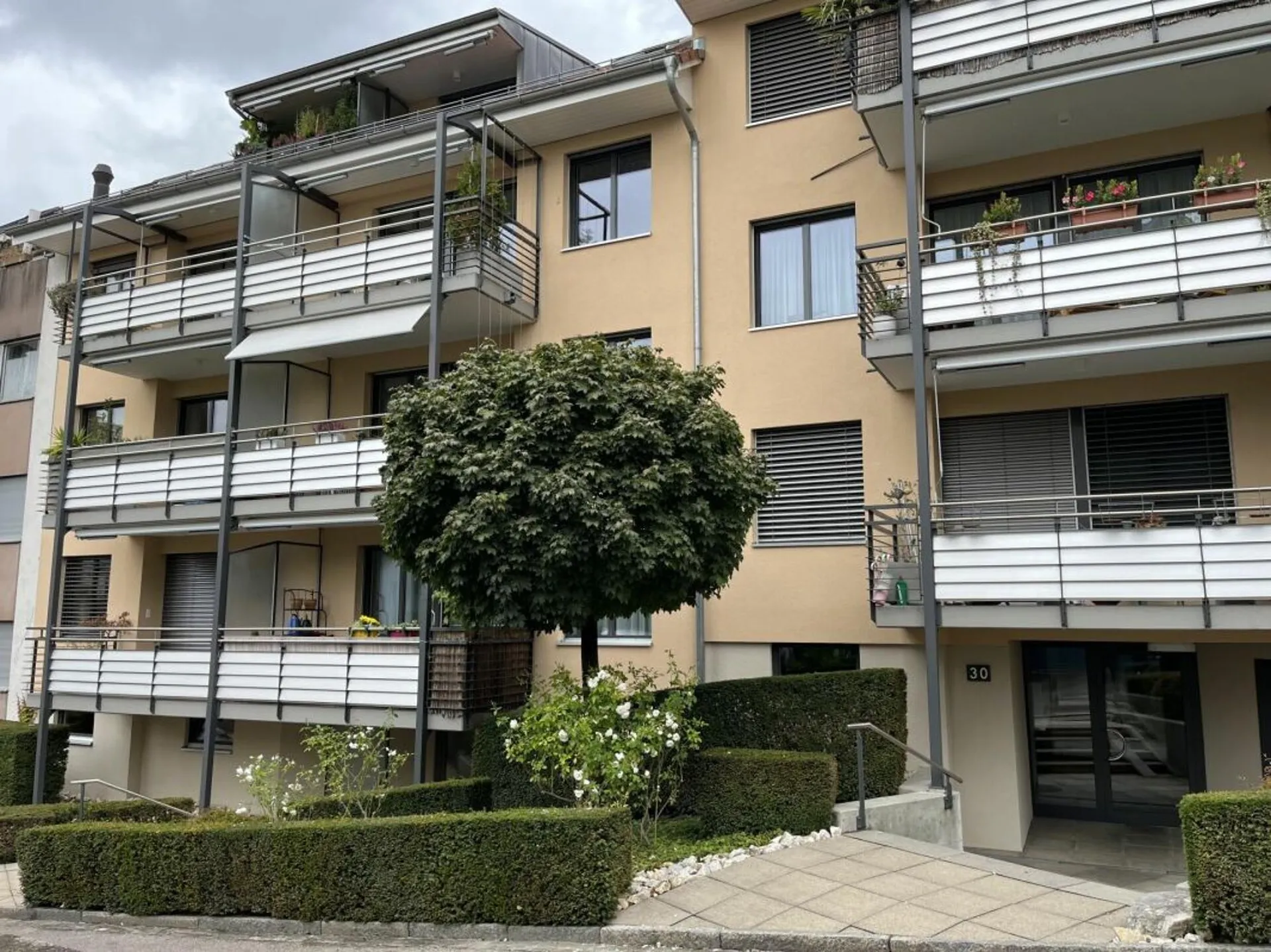 In Riehen, grosszügige 2.5-Zimmerwohnung mit Galerie zu vermieten