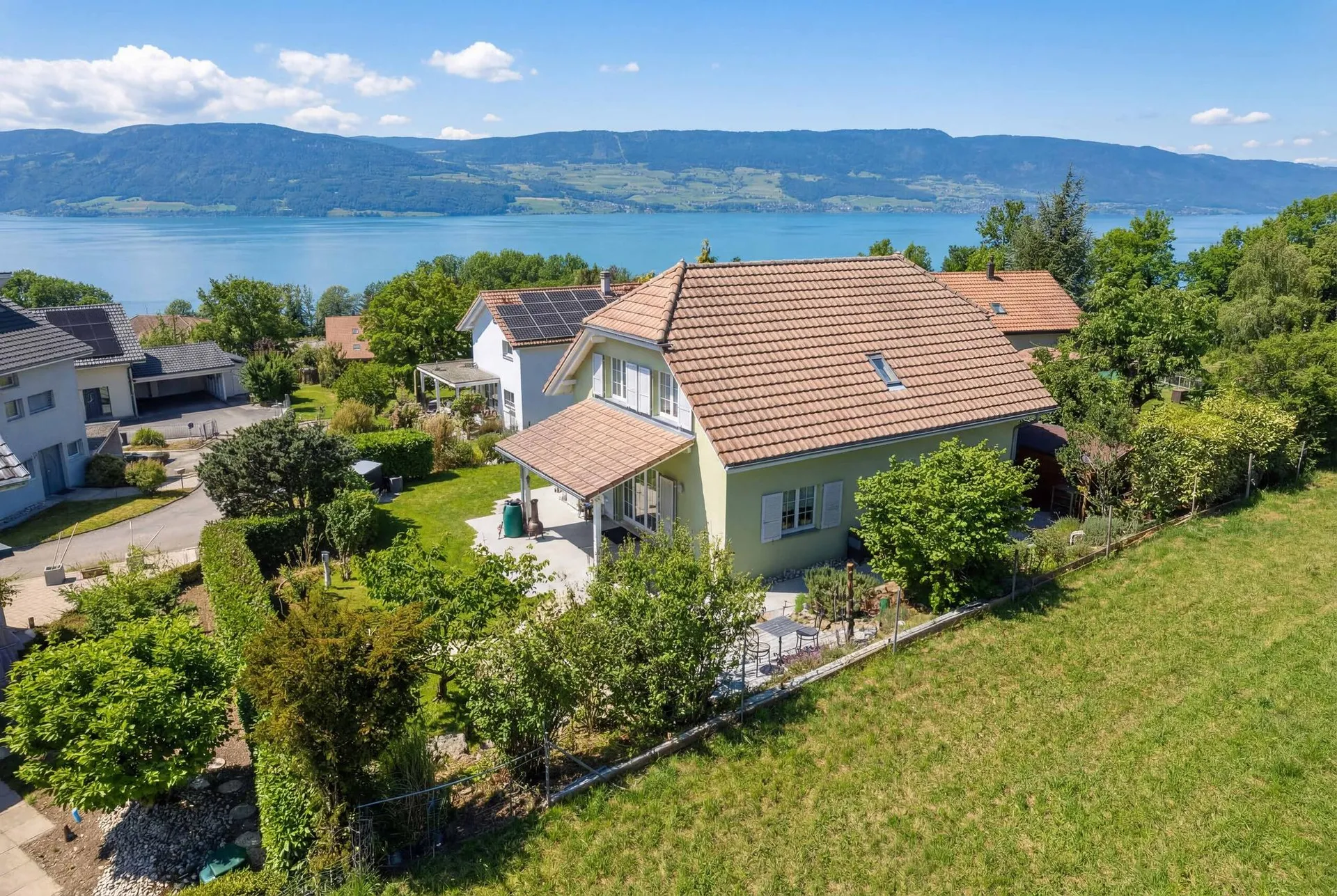 FREIHSTEHENDE LANDHAUSVILLA MIT BLICK AUF NEUENBURGERSEE