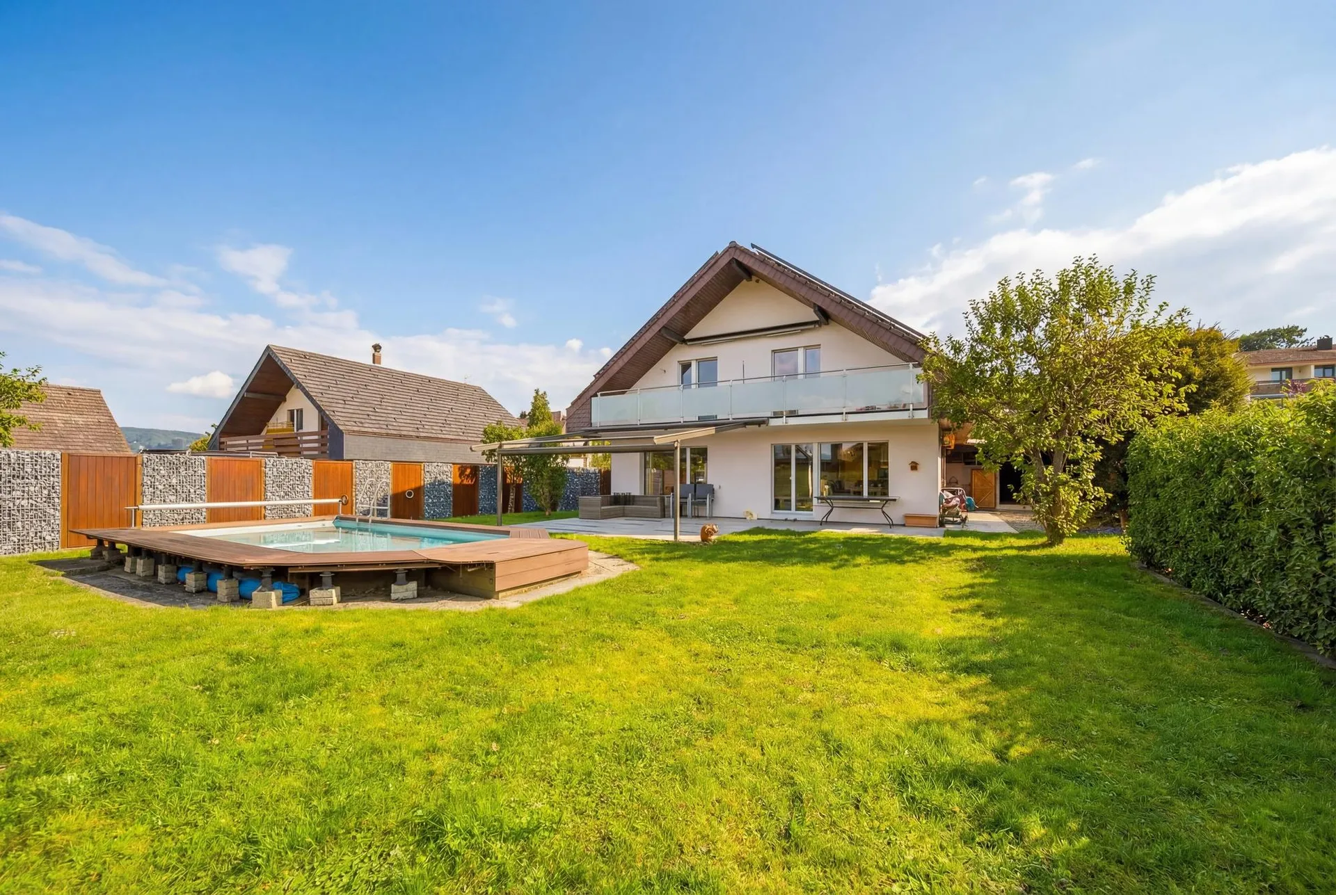 FREISTEHENDES 5.5 ZIMMER EINFAMILIENHAUS MIT POOL - WATT ELSE?