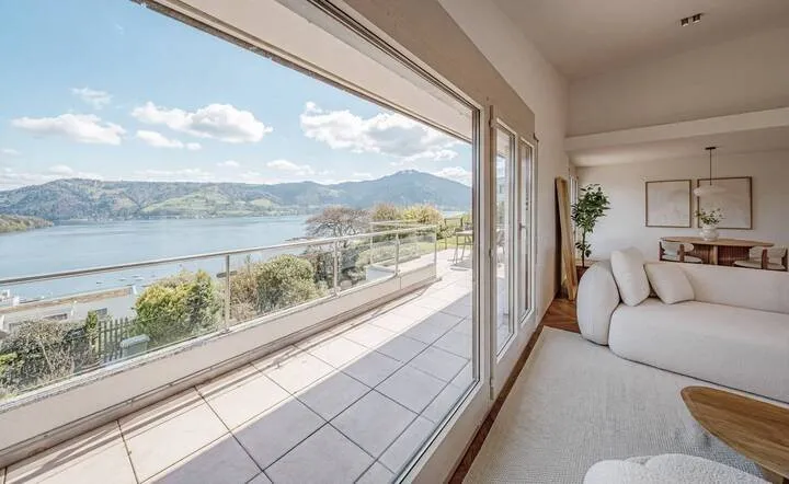 TERRASSENHAUSSPEKTAKEL HOCH ÜBER DEM ZUGERSEE
