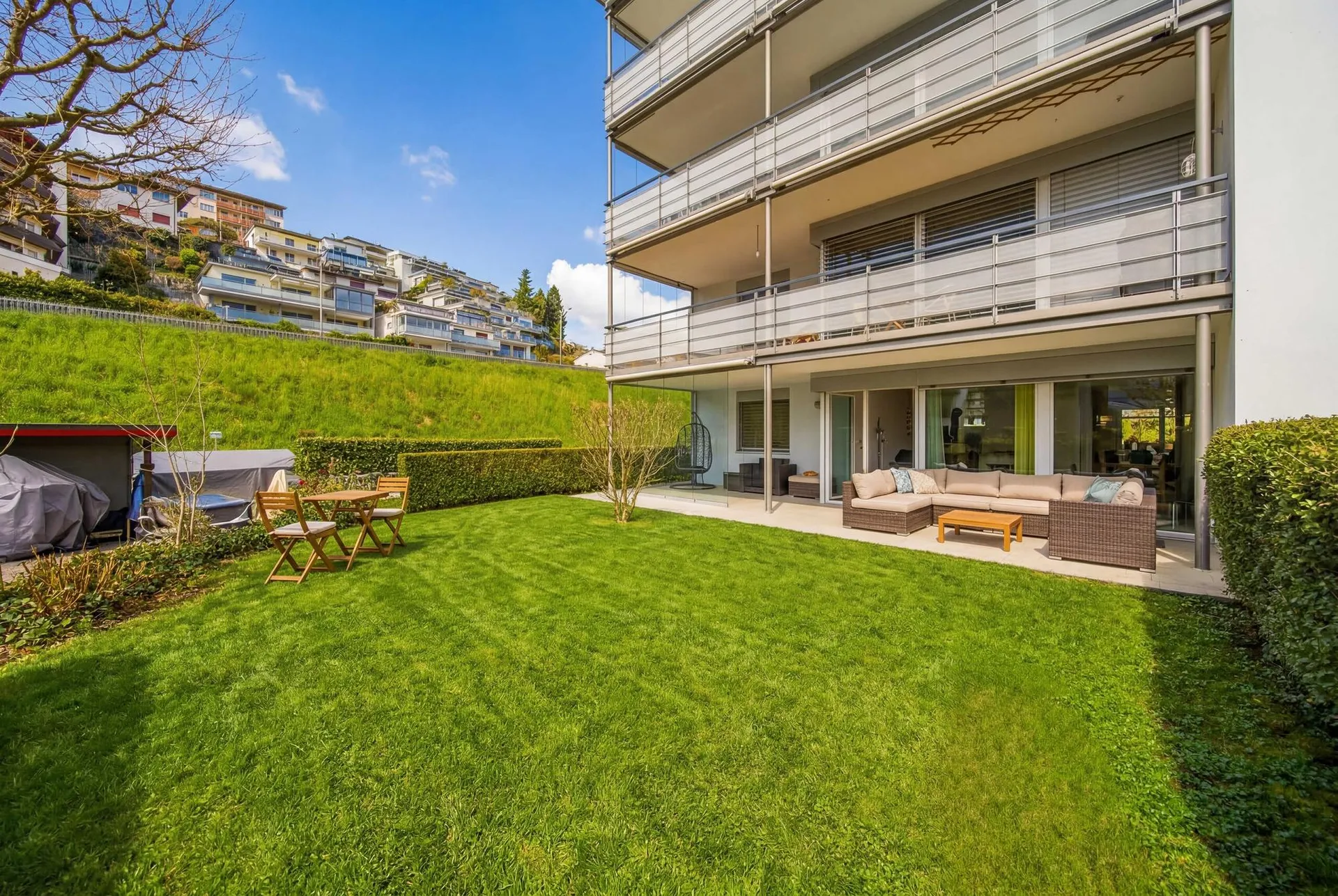 SCHICKE GARTENWOHNUNG ZWISCHEN ZUGER- UND VIERWALDSTÄTTERSEE