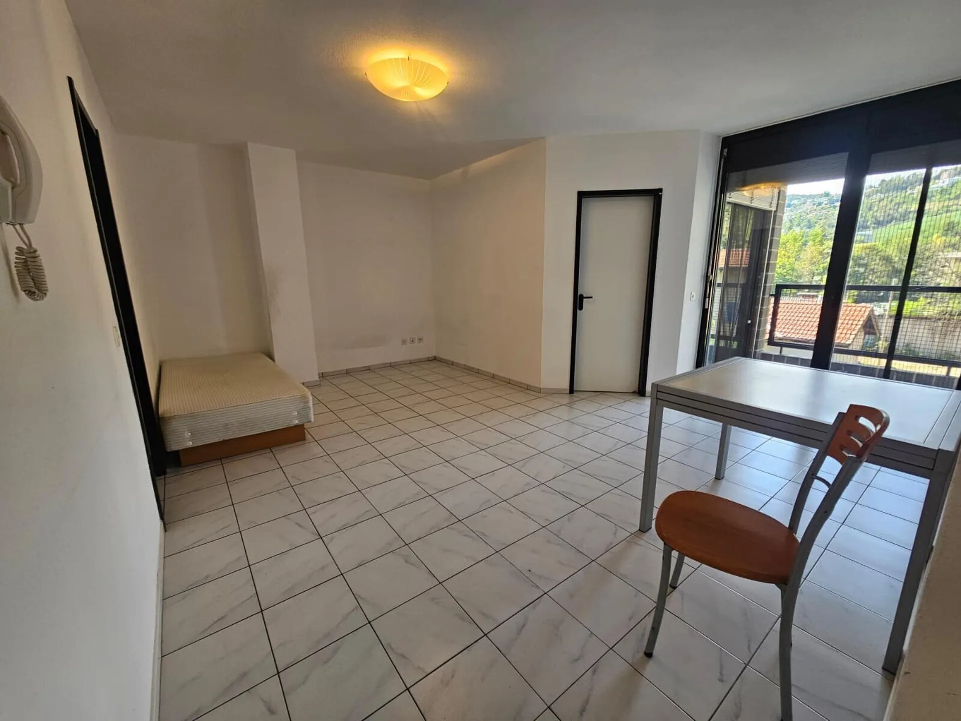 AMPIO 2.5 LOCALI ARREDATO CON BALCONE IN ZONA CORNAREDO