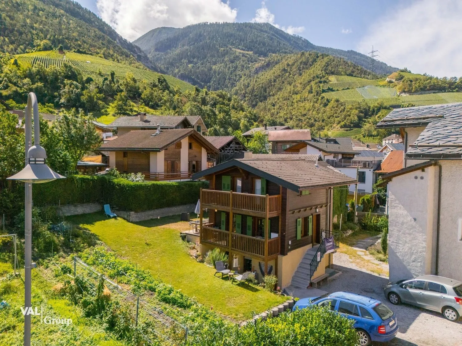 Charmant chalet avec beau jardin terrasse, en plein coeur du village