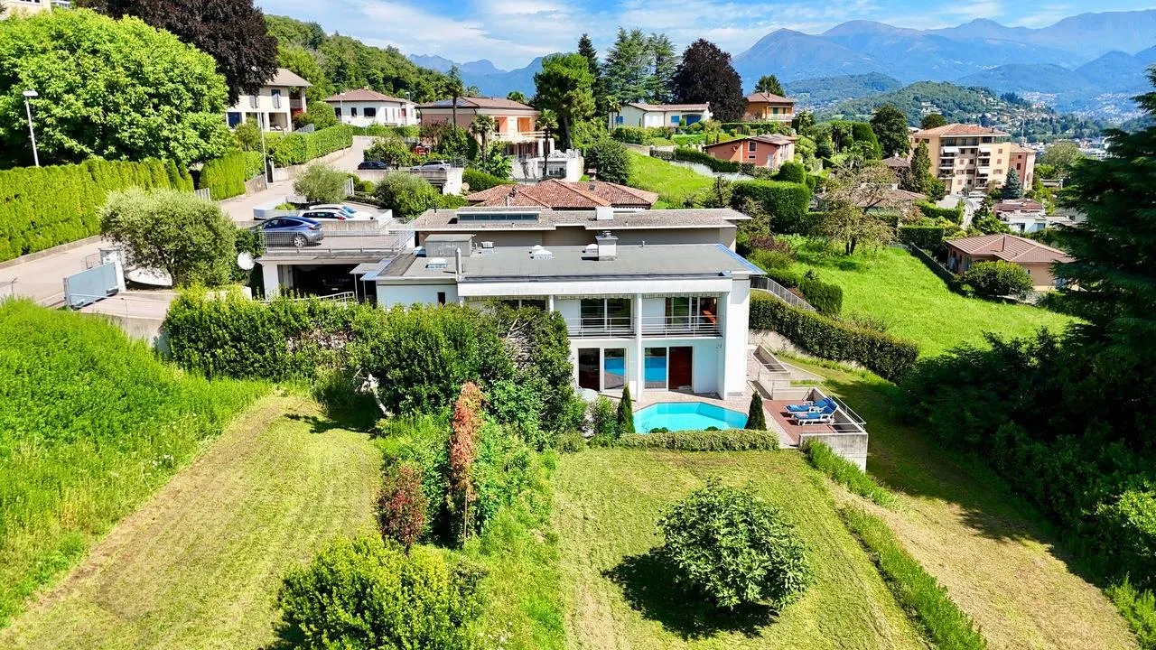 Elegante Villa con Splendida Piscina in affitto a Breganzona