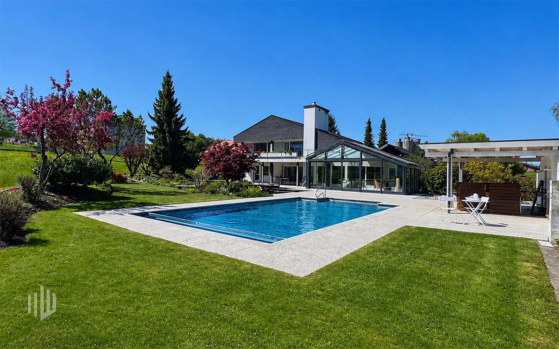 ImmoWyss -  Wohnen mit Stil: Villa im Grünen mit Park und Schwimmbad
