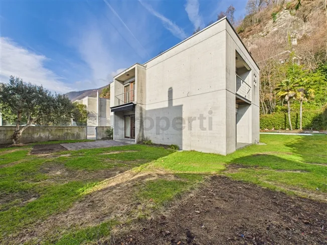Vendiamo bellissima, generosa casa a Brione sopra Minusio con piscina e giardino. ( No vista Lago)