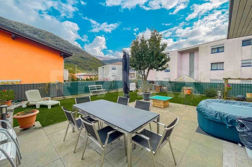 Elegante appartamento di 4½ locali con ampio giardino privato