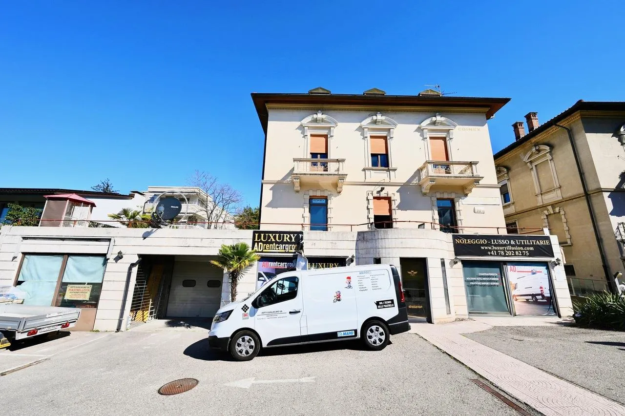 Stabile con 2 Appartamenti, Giardino, Autorimessa e Magazzino