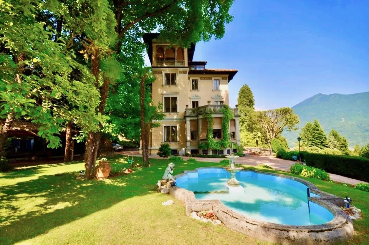 Esclusiva Villa "Floridiana" con Vista Lago e Terreno Edificabile
