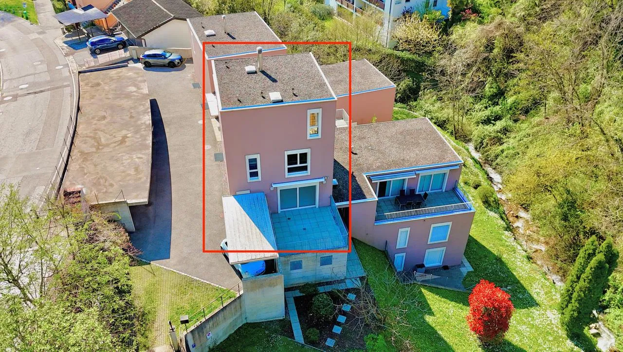 Moderno Appartamento Triplex con Vista Aperta a Cadro
