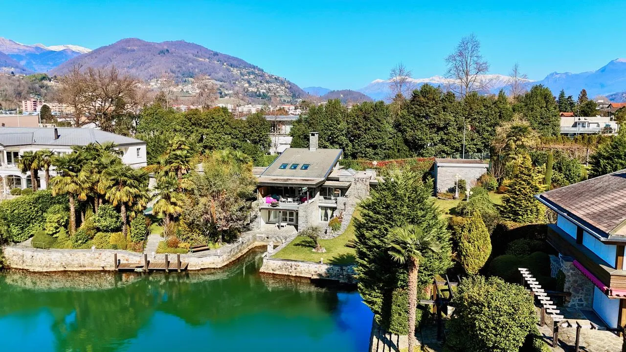 Villa di Pregio fronte Lago di Lugano con Pontile e Posto Barca
