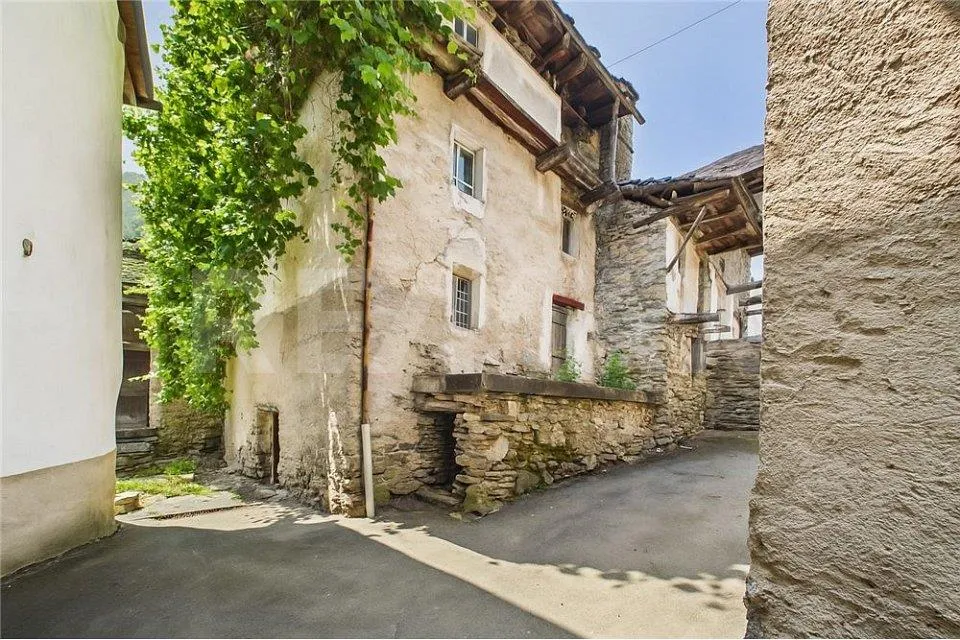 Pietra dopo pietra per una casa da sogno - Rustico per ristrutturaz...