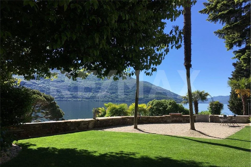 Villa da Sogno a Brissago: Un Paradiso sul Lago Maggiore
