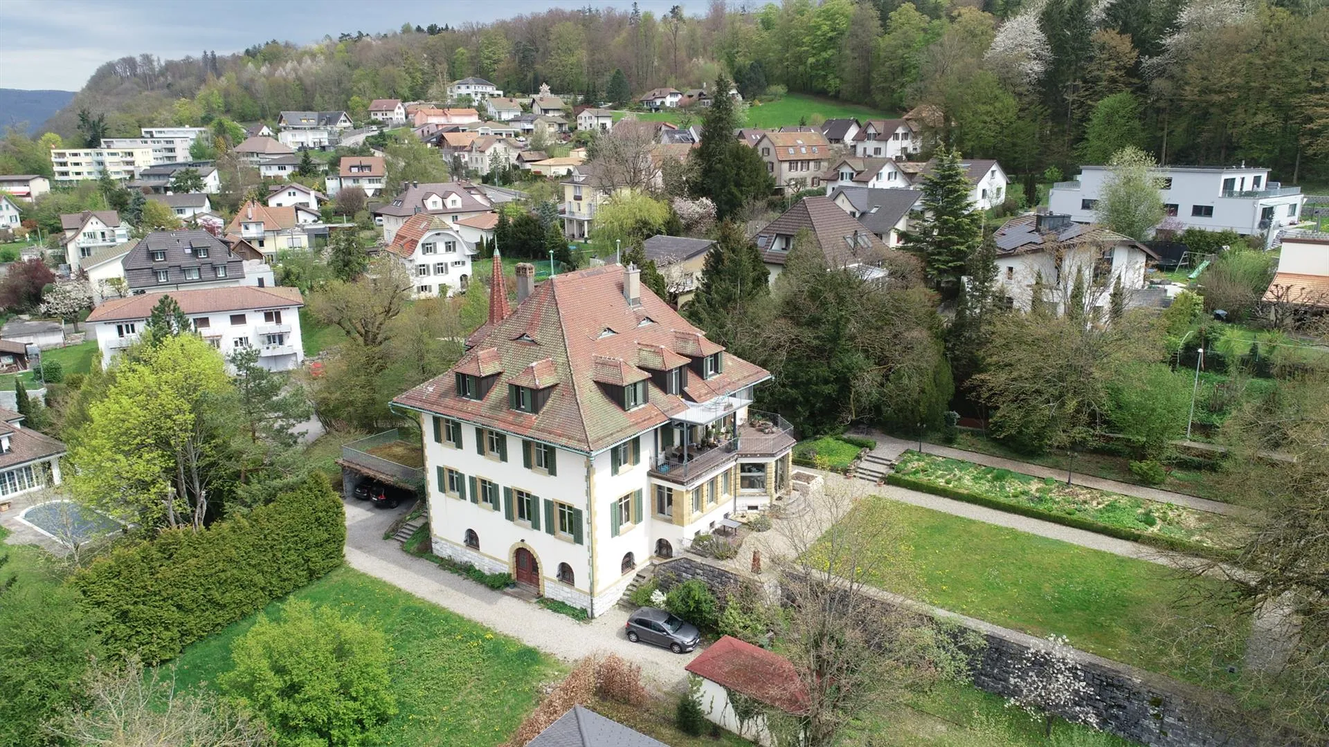 5.5-Zimmer-Dachmaisonettewohnung  in ehemaliger Bally-Villa