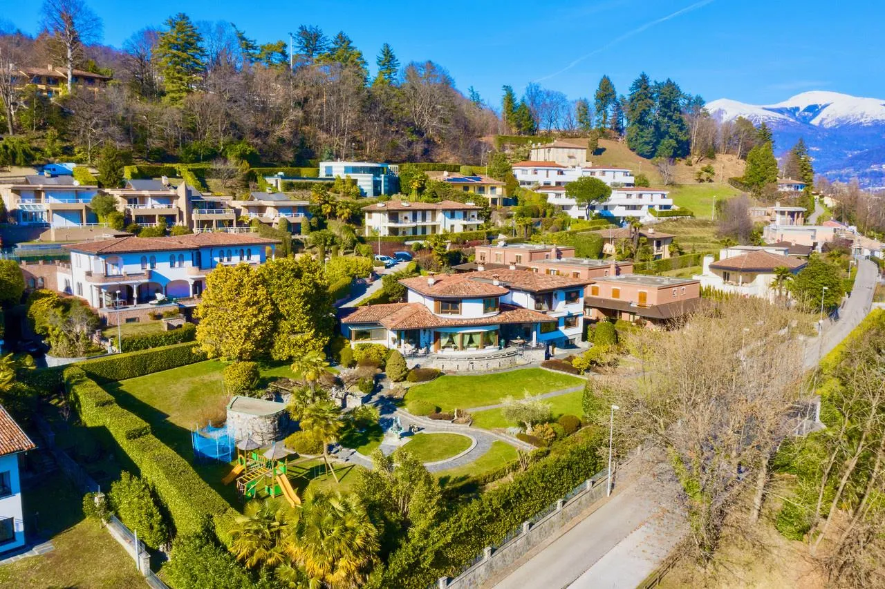 Villa di Lusso a Lugano in Vendita – Vista Lago, Giardino e Piscina