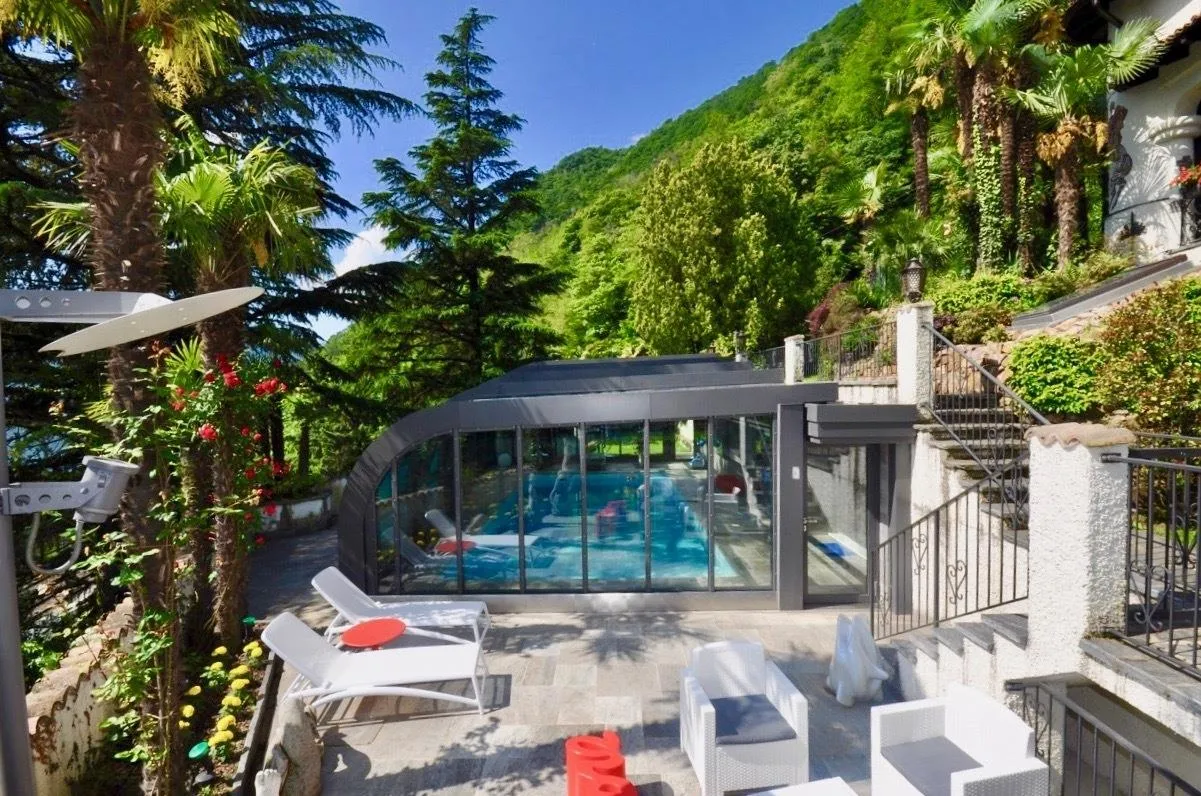 Villa in Stile Ticinese Immersa nel Verde con Privacy e Vista Lago