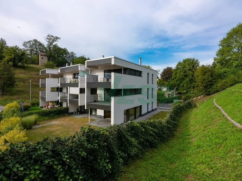 Magnifico attico 4,5 locali con grande terrazza e parziale vista lago