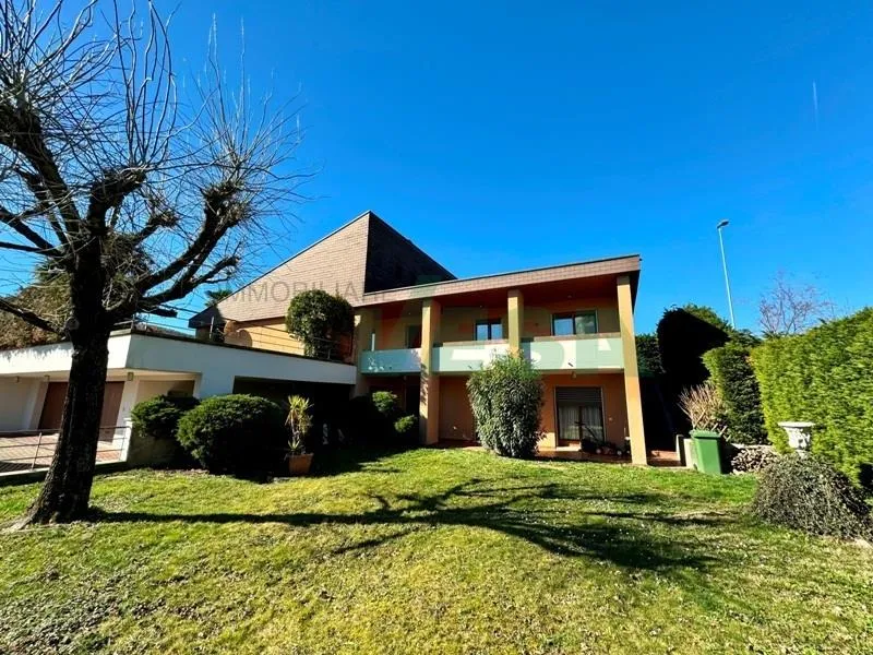 Ampia ed elegante villa signorile con molto spazio e con bella piscina
