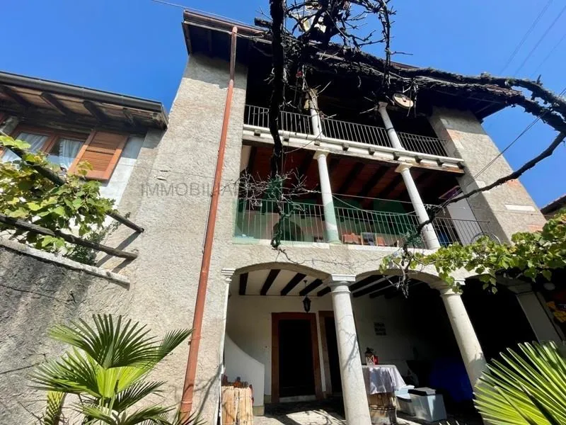Affascinante ampia casa di nucleo con un grande e splendido giardino