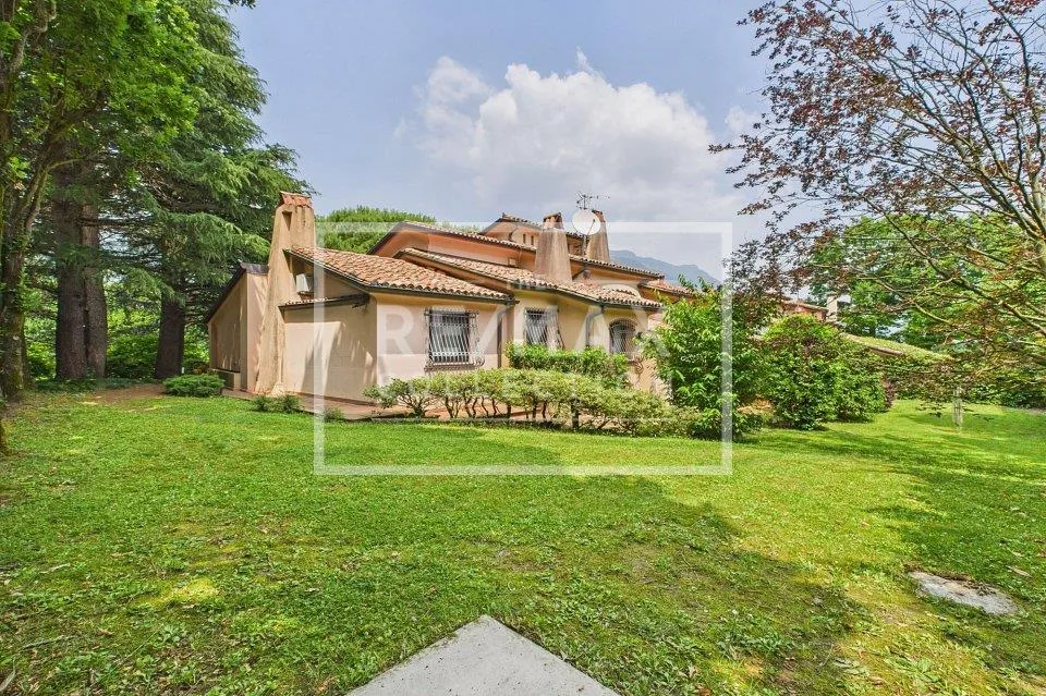 Villa di pregio con piscina e parco privato, vicino al lago di Pusi...