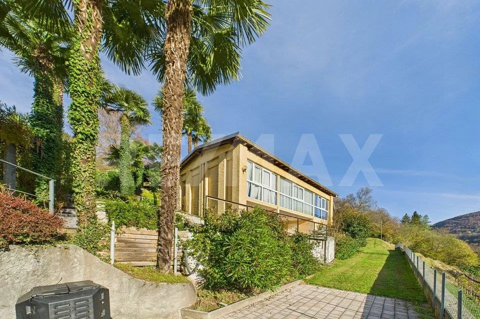 Casa luminosa con piscina, vista e terreno edificabile