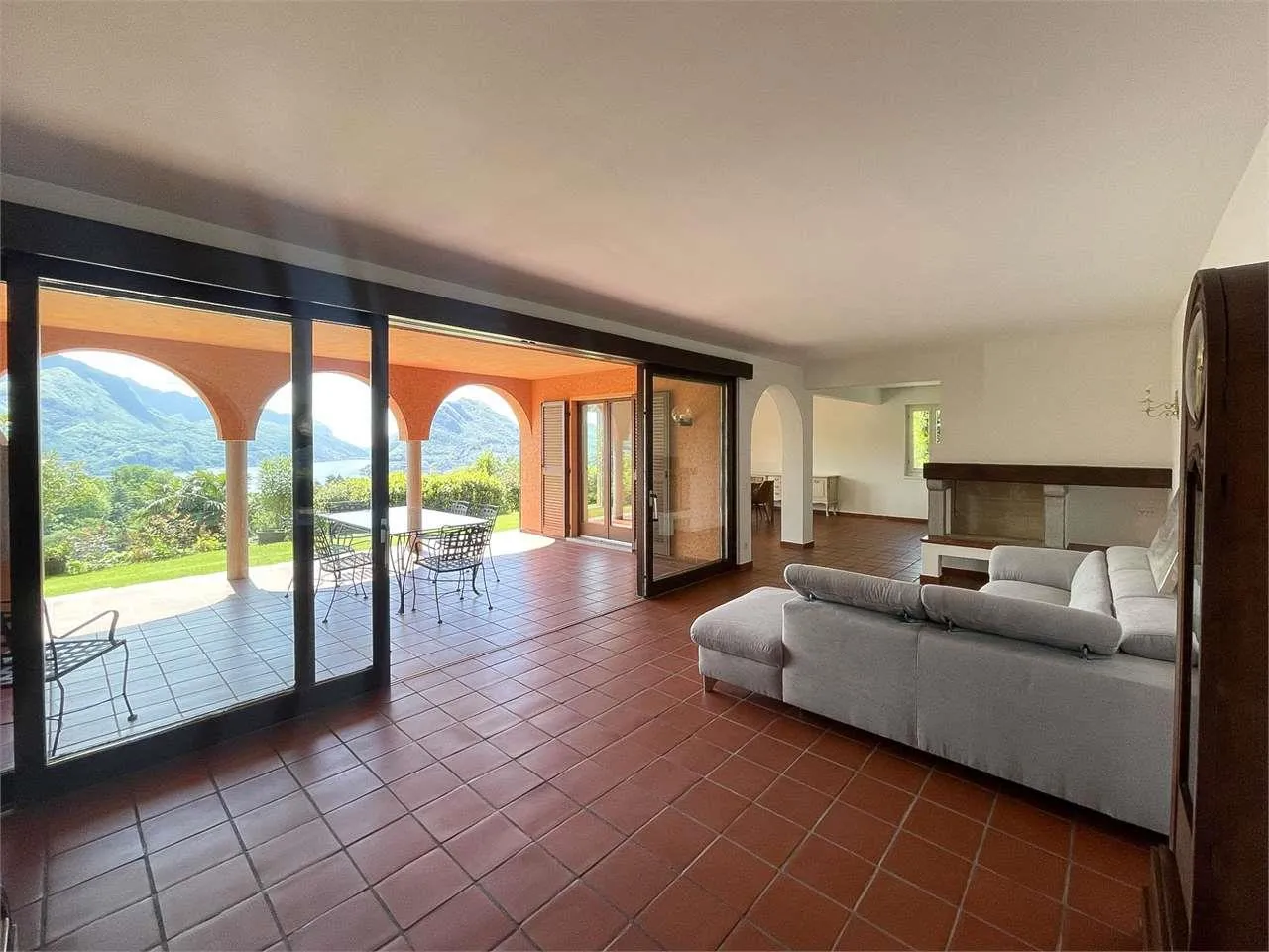 OASI PRIVATA A PORZA CON GIARDINO, PISCINA COPERTA E VISTA LAGO