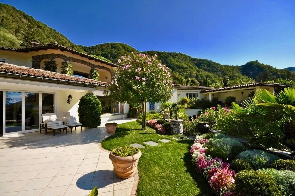 Villa di Lusso in Stile Mediterraneo con Vista sul Lago di Lugano