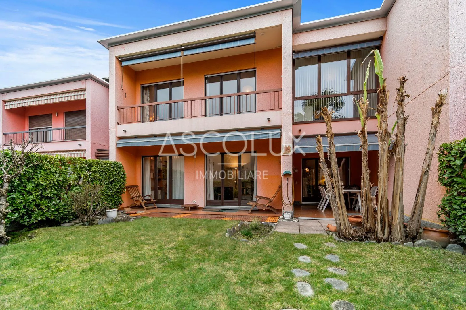 Casa contigua di 5 locali con giardino privato e piscina esterna in...