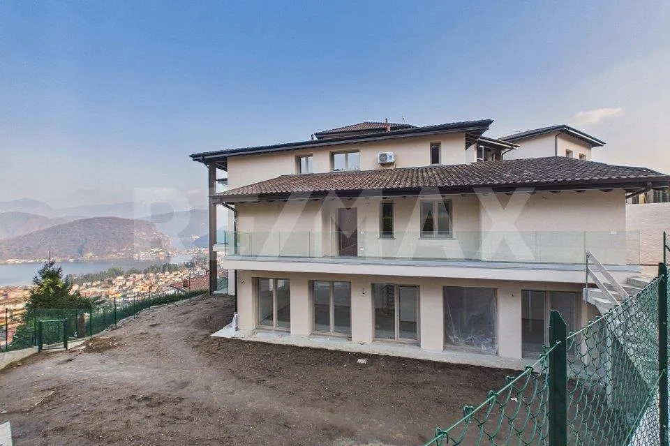 casa con giardino e vista lago (Italia)
