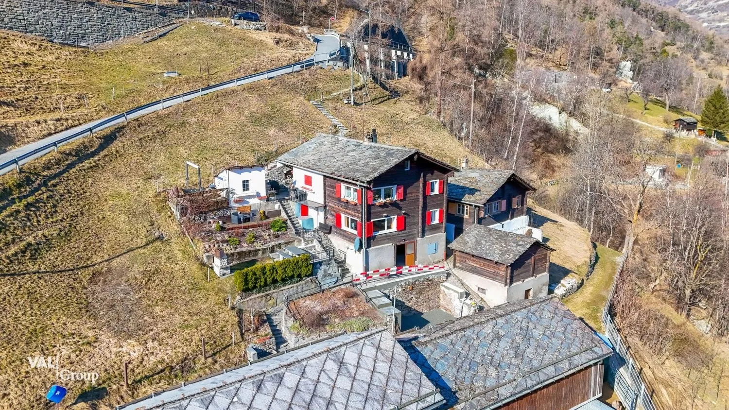 Umfassend renovierte Wohnung mit spektakulärer Aussicht und historischem Flair