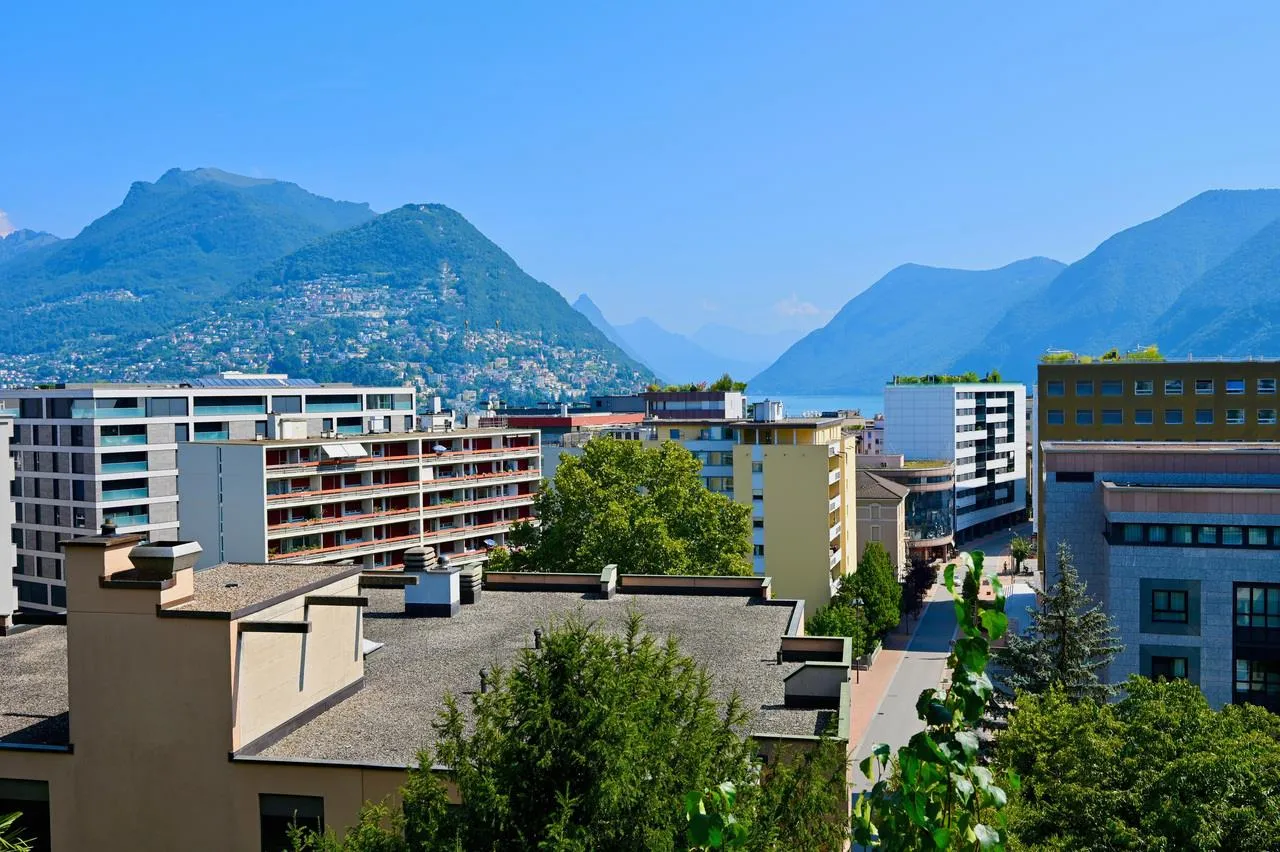 Casa di Vacanza - Moderno Appartamento con Parziale Vista Lago