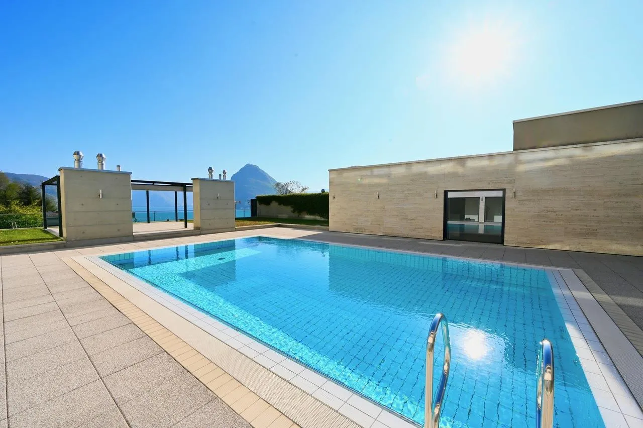 Moderno Appartamento con Terrazza e Vista Mozzafiato sul Lago