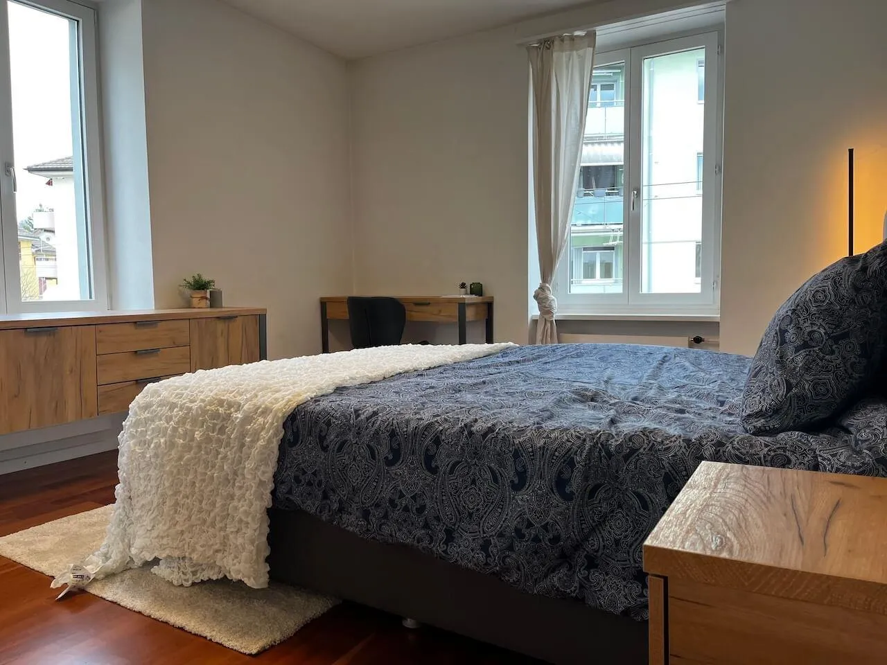 Möbliertes Zimmer in modernisierter Wohnung an top Lage
