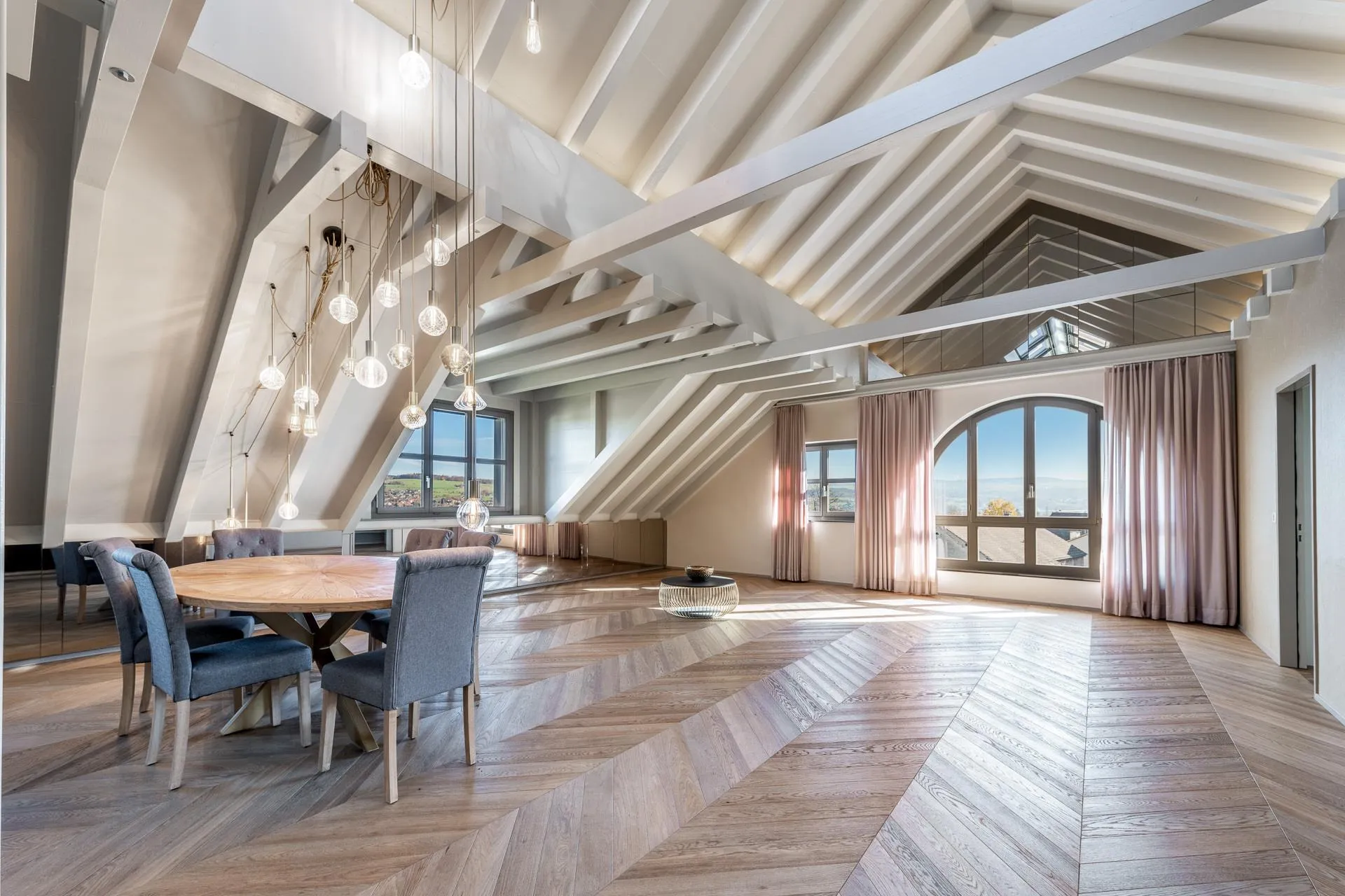 Luxuriöse 4,5‑Zimmer-Dach-WHG (170m²) mit Galerie und Seesicht