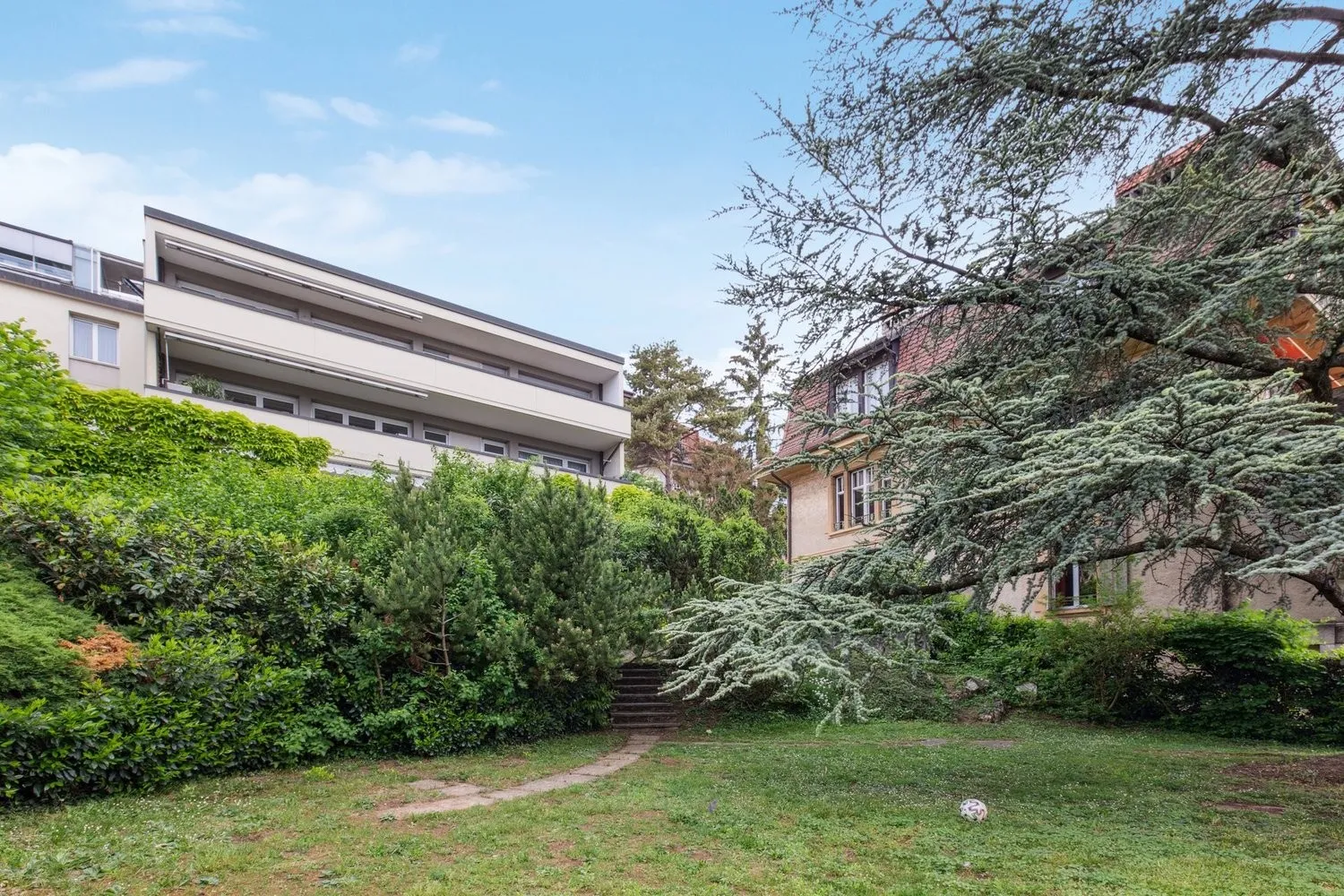 Proche de la gare CFF et de l'hôpital Pourtalès