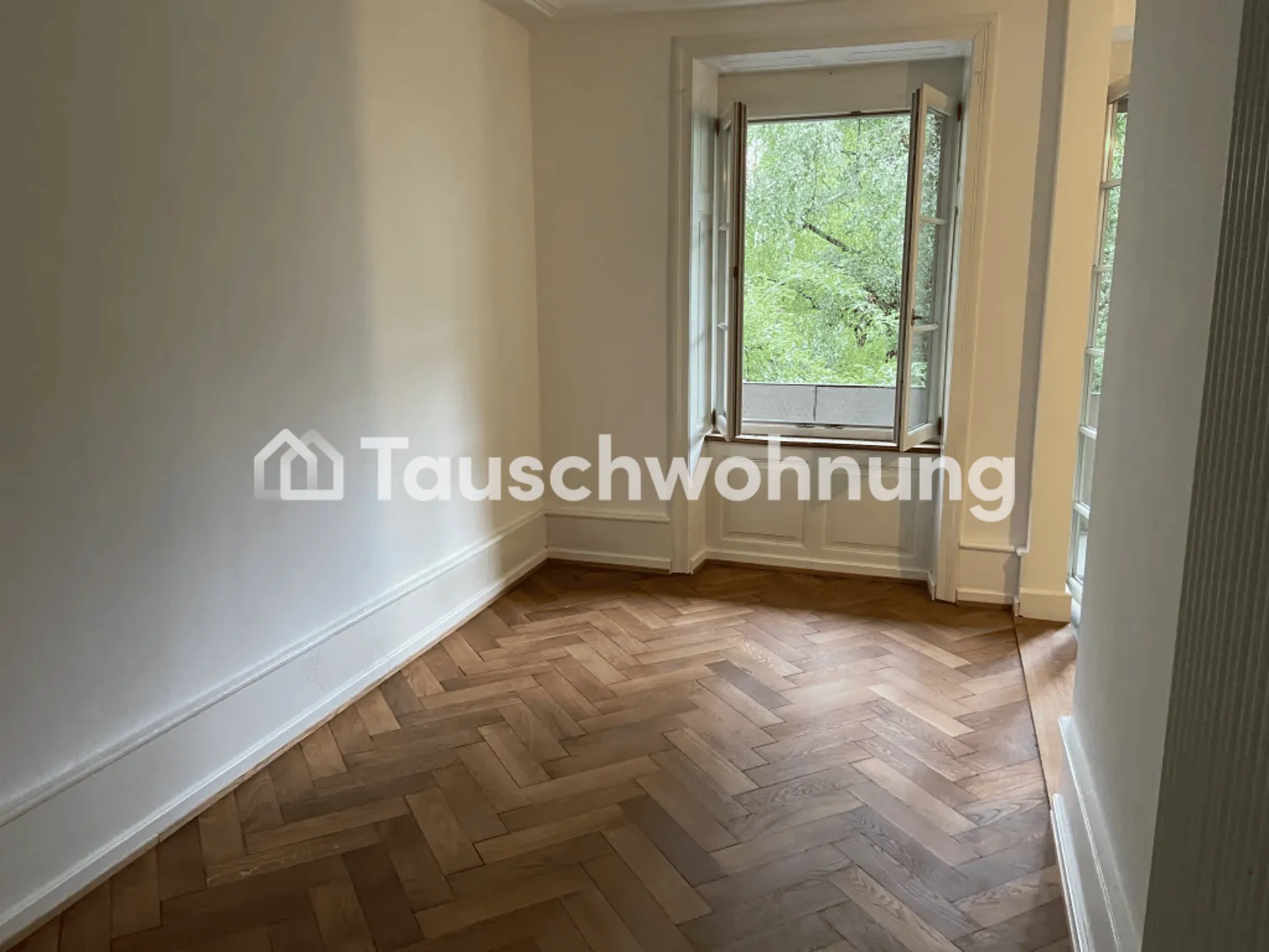 Biete schöne Altbauwohnung mit Balkon