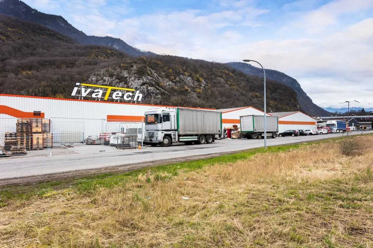 400 m2 - Bon accès camions/fourgons - Proche autoroute
