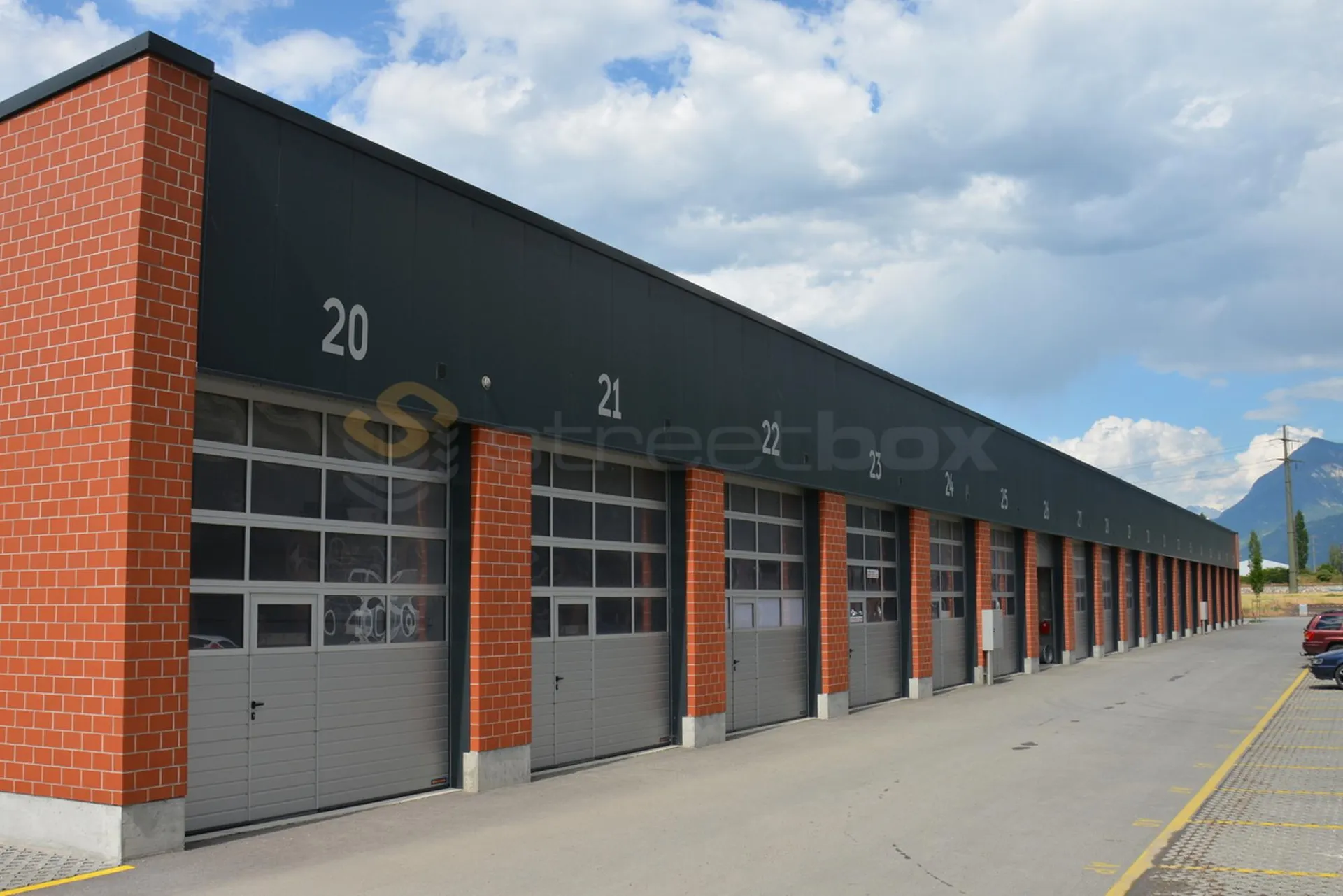 Streetbox double de 120m2 très bien situé