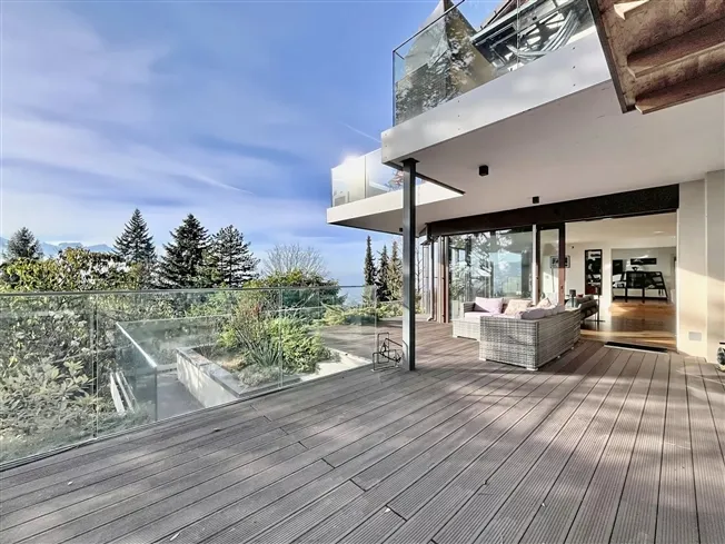 Außergewöhnliche freistehende Villa mit Blick auf den Genfersee
