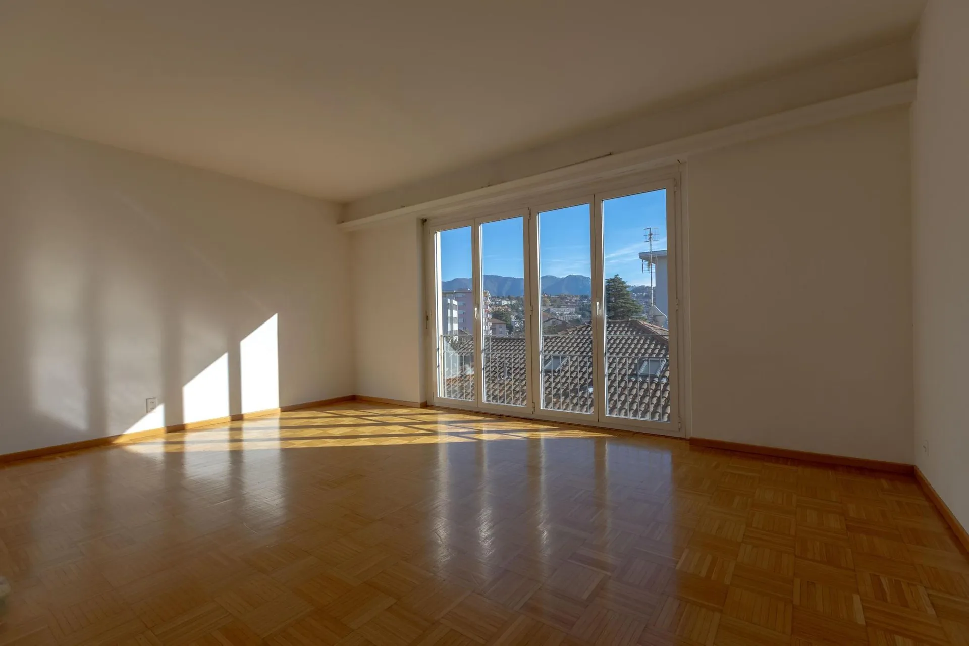 LUMINOSO 3.5 AL PENULTIMO PIANO CON VISTA APERTA A CHIASSO