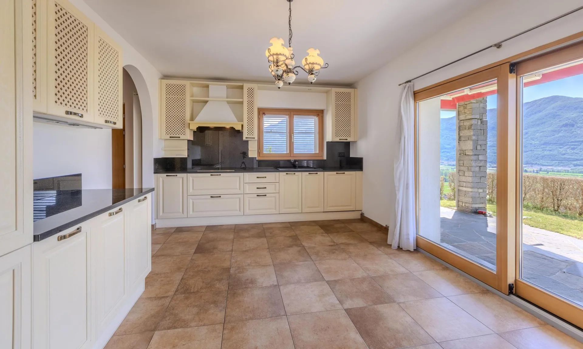 ELEGANTE E AMPIA VILLA VISTA LAGO AD AGARONE-CUGNASCO